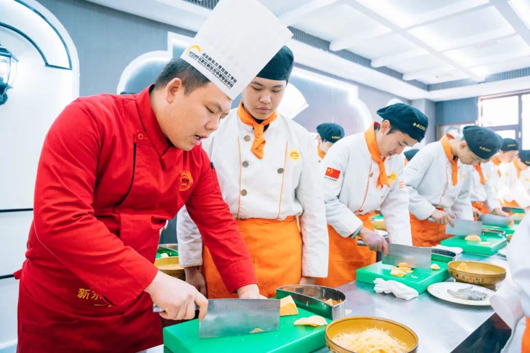 揭秘美食殿堂，预见烹饪未来——石家庄新东方学子将探访晴川荟·海鲜粤菜